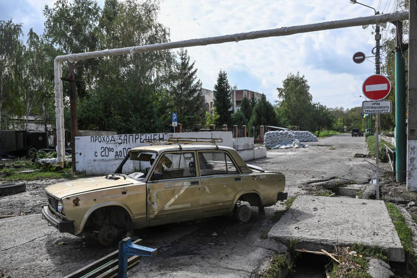 Une voiture endommagée avec l'inscription Z, dans une rue du village de Kupiansk, dans l'est de l'Ukraine, le 17 septembre 2022.