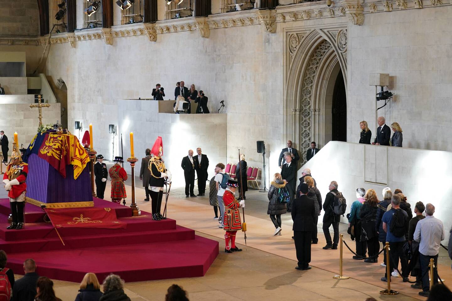 Jill et Joe Biden, recueillis devant le cercueil d'Elizabeth II. 