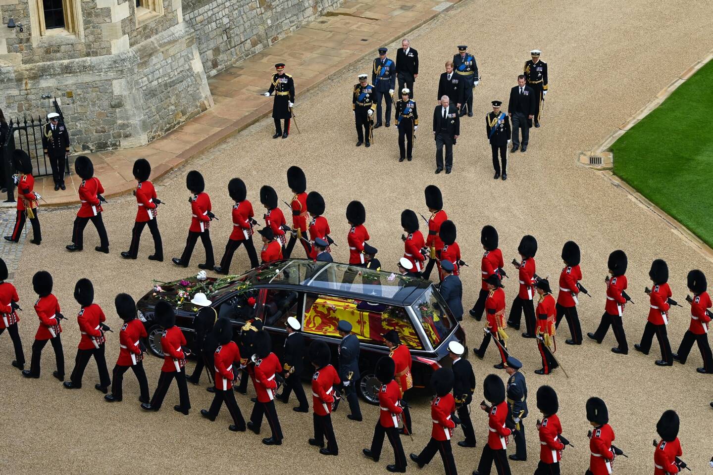 Le cercueil d'Elizabeth II arrive à la chapelle Saint-Georges devant ses enfants et petits-enfants. 