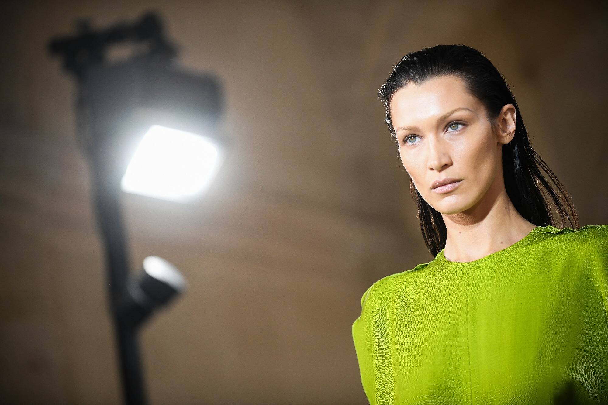 "15 ans de souffrance invisible": la célèbre mannequin Bella Hadid se confie sur sa longue maladie