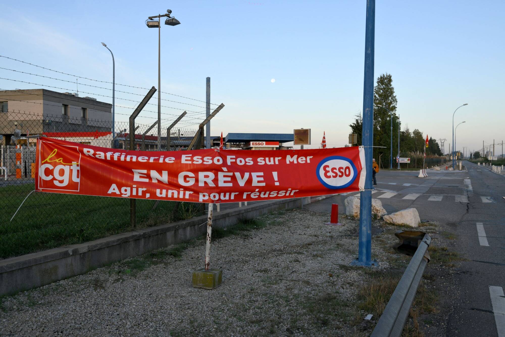 Pénurie de carburants: on fait le point sur les sites et dépôts en grève et où le mouvement a été levé