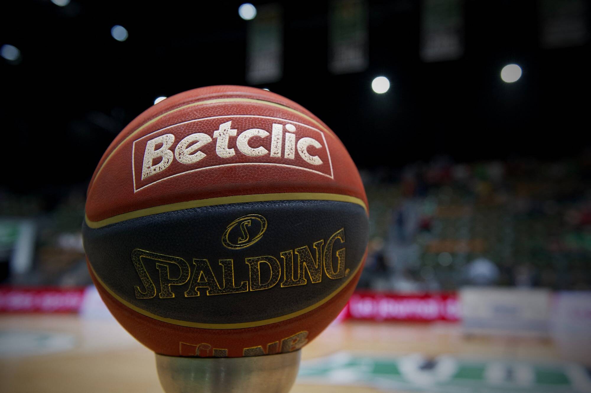 Des supporters d'un club de basket se peignent le visage en noir et suscitent la polémique