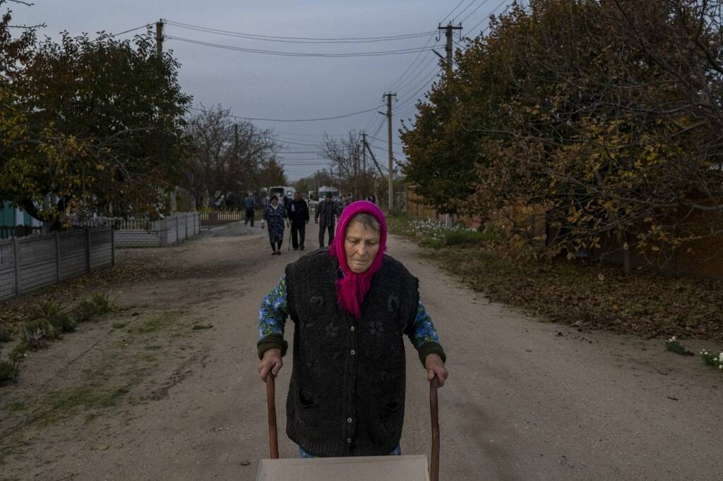 "Ici, c'est devenu bien mieux depuis quelques jours": près du front de Kherson, des Ukrainiens tentent de regagner leur village