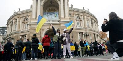 Dans Kherson libérée, les Ukrainiens déminent, réparent et enquêtent sur des 