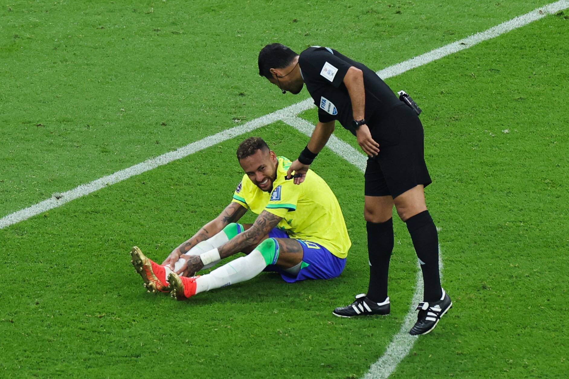Mondial: vainqueur de la Serbie 2-0, le Brésil s'inquiète pour Neymar, sorti en pleurs sur blessure