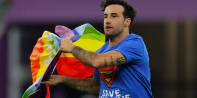 Un homme avec un drapeau arc-en-ciel pénètre sur la pelouse pendant Portugal-Uruguay au Mondial
