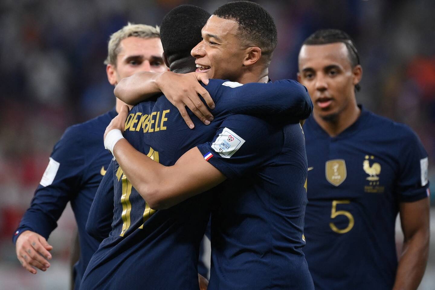 Mbappé après son but, face à la Pologne, dans les bras d'Ousmane Dembélé. 