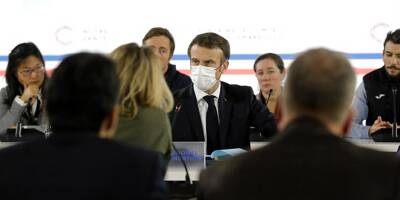 Hausse des cas de Covid-19: en déplacement, Emmanuel Macron remet un masque au nom de la 