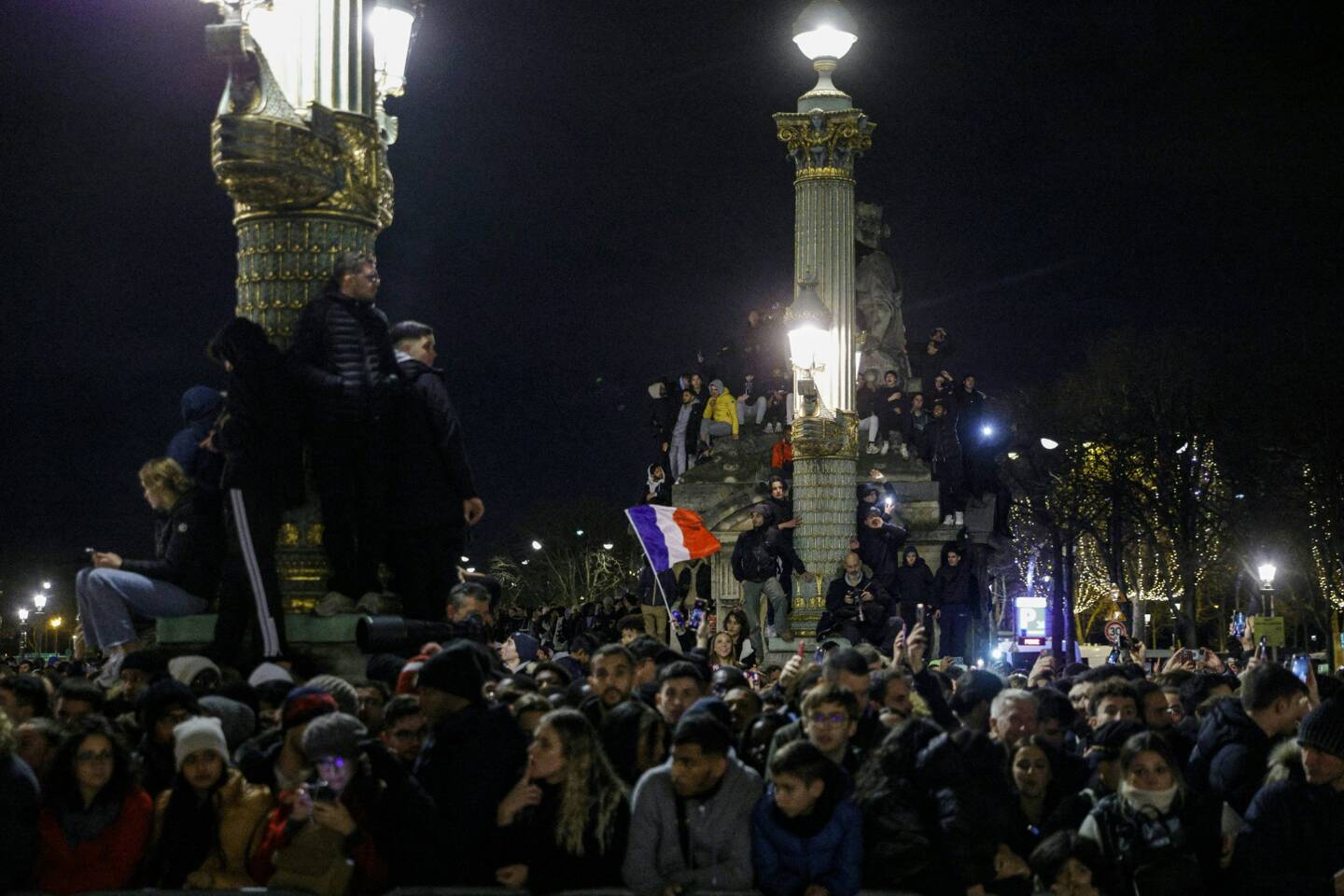 Des milliers de supporteurs ont acclamé les Bleus place de la Concorde lundi soir à Paris, dans une ambiance de ferveur, au lendemain de leur défaite en finale du Mondial contre l'Argentine à Doha.