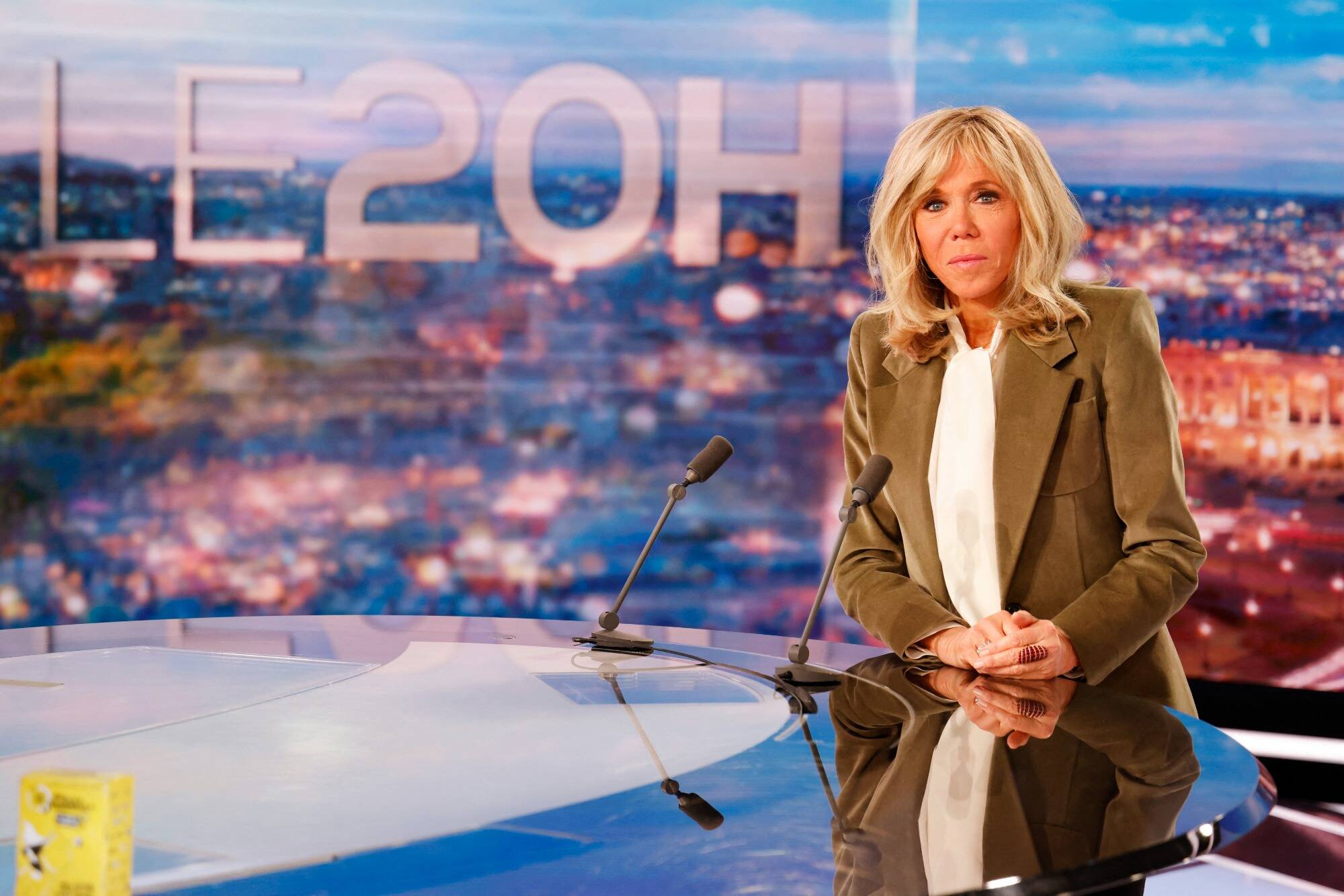 "Tout est fait pour que vous ayez une retraite": le message de Brigitte Macron aux jeunes