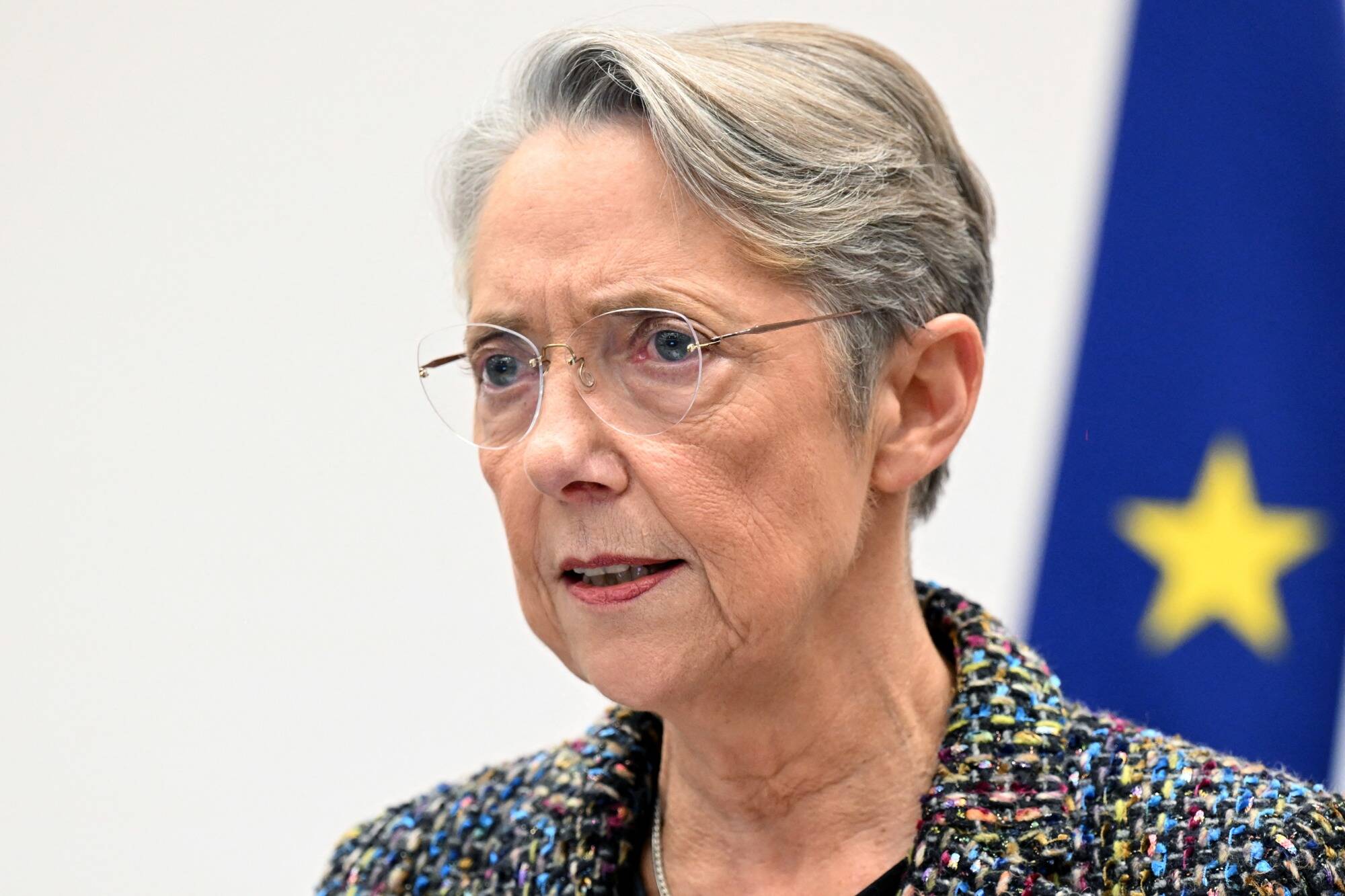 Régularisation des travailleurs sans-papiers, "boutons d'appel" dans les écoles, Dupond-Moretti... Ce qu'il faut retenir de l'intervention d'Elisabeth Borne ce lundi