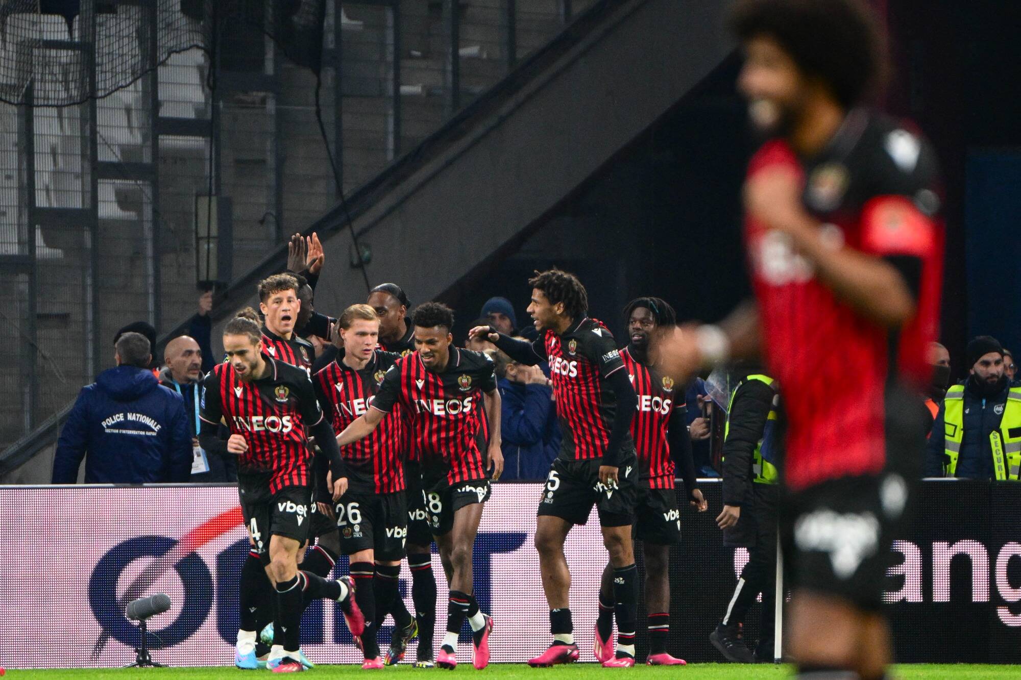 Après sa célébration de but ratée, le joueur de l'OGC Nice Sofiane Diop se fait chambrer en direct à la télé par Thierry Henry