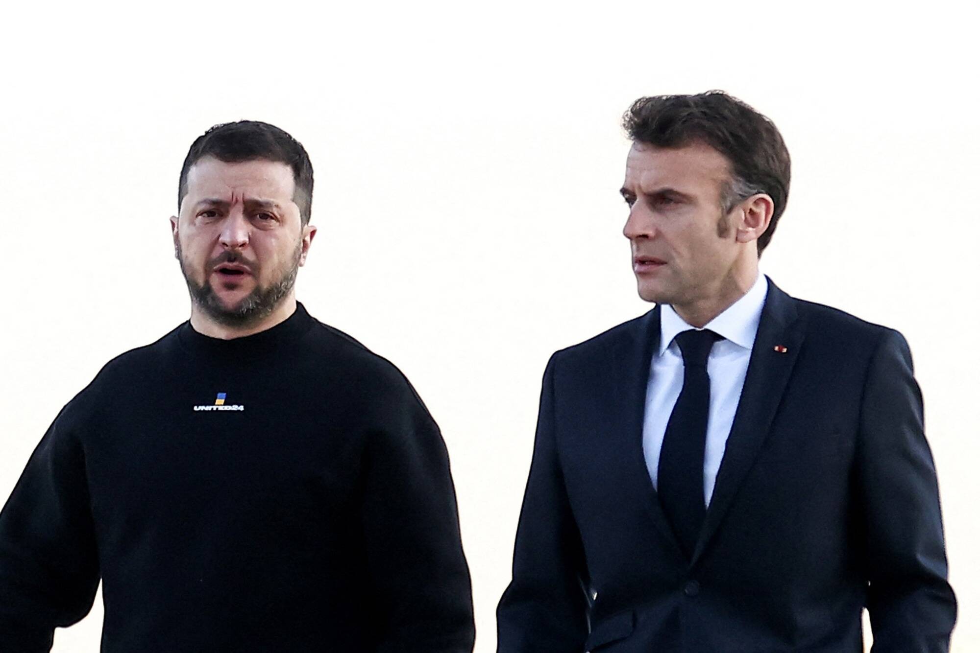 Emmanuel Macron réunira les chefs de parti jeudi à l'Elysée pour évoquer "la situation en Ukraine"