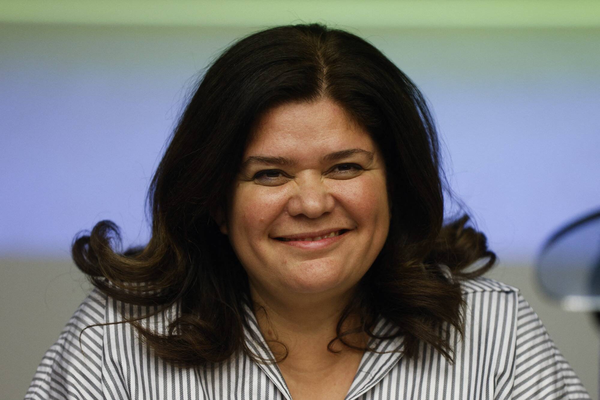 "Des sandales à 600 balles": un député Renaissance lance une fake news sur les chaussures de Raquel Garrido, la députée Insoumise se défend