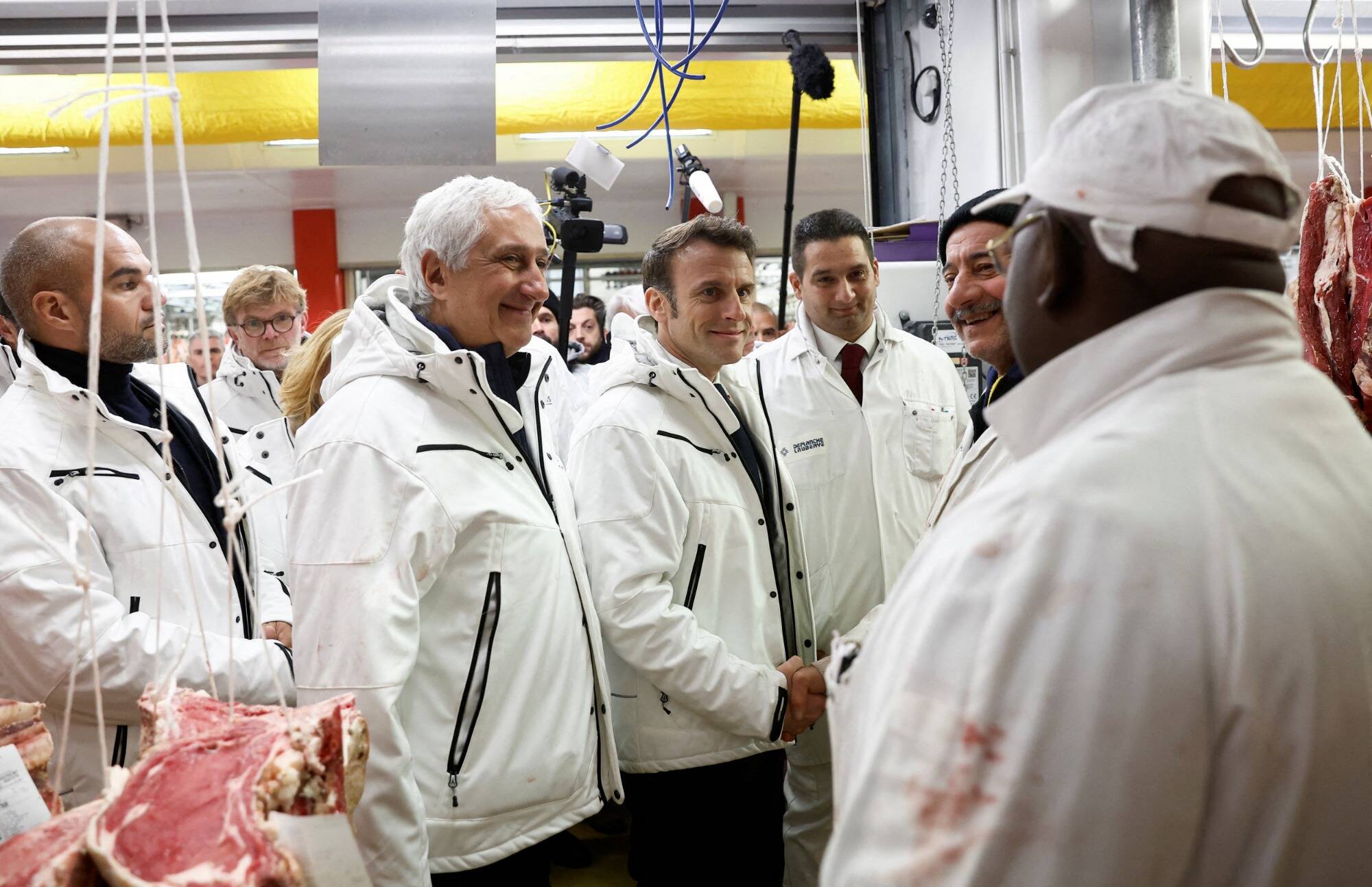 Emmanuel Macron est arrivé aux aurores ce mardi au marché de Rungis, "aux côtés de Français qui travaillent tôt"