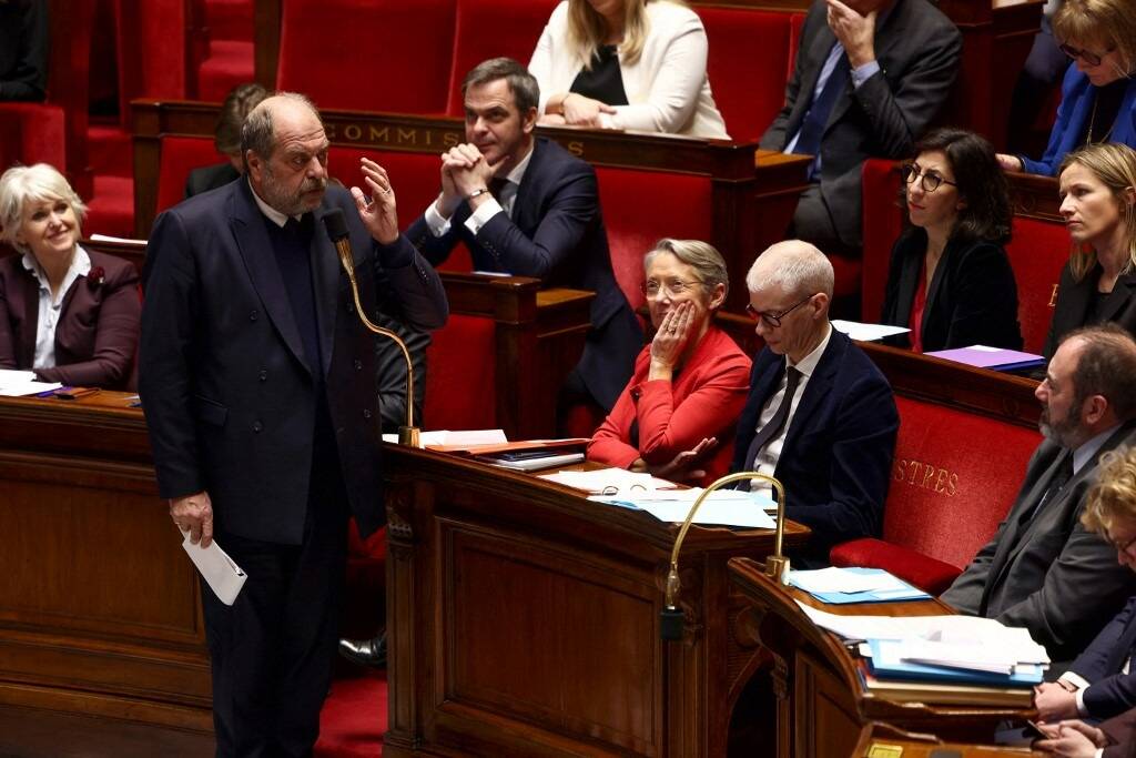 Voici les images des bras d'honneur du ministre de la Justice Eric Dupond-Moretti