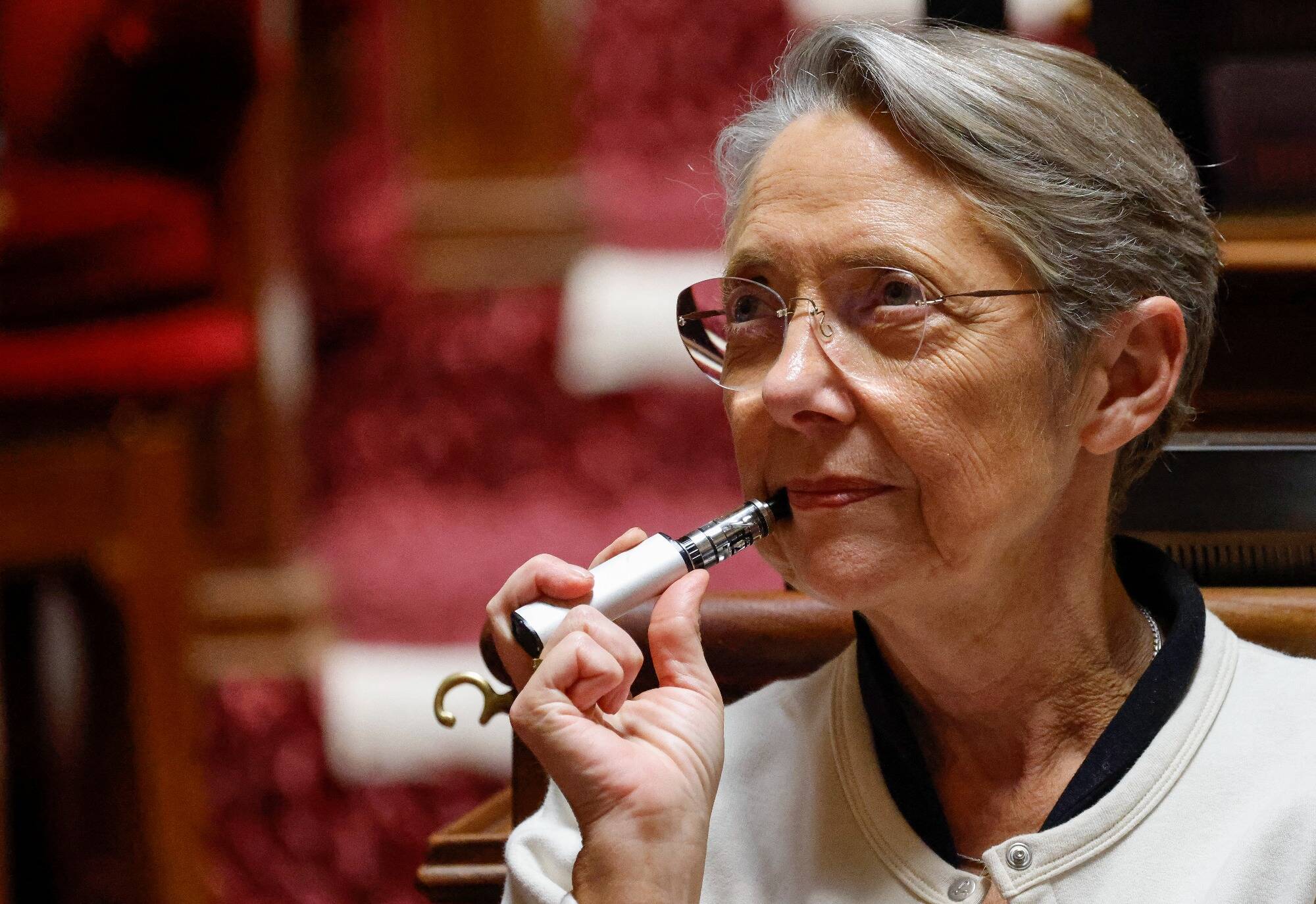 Quand le ministre de la Santé "conseillerait" à Elisabeth Borne de ne plus vapoter à l'Assemblée nationale