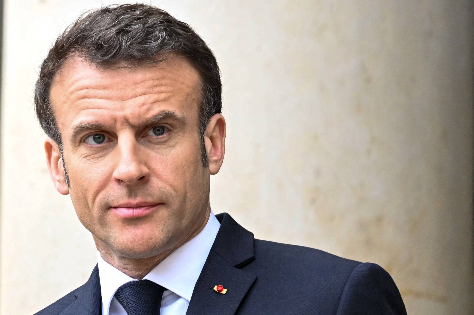 "Apaiser, calmer, retourner sur le terrain et écouter les colères", ce qu'a dit Emmanuel Macron aux parlementaires de son camp