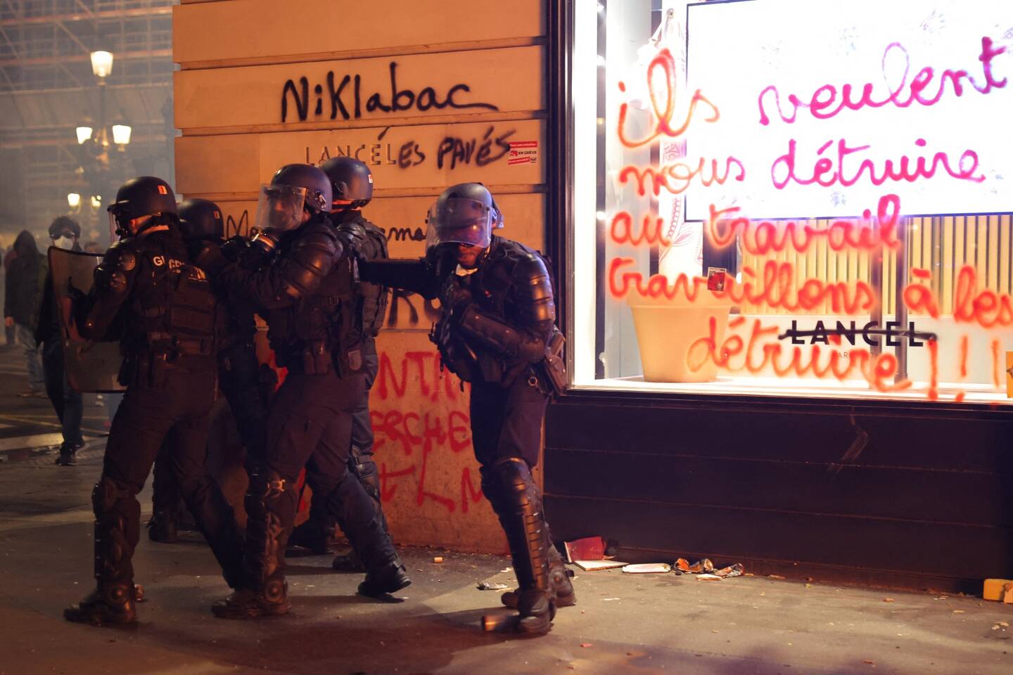 Des gendarmes lors des manifestations contre la réforme des retraites, ce jeudi 23 mars à Paris 