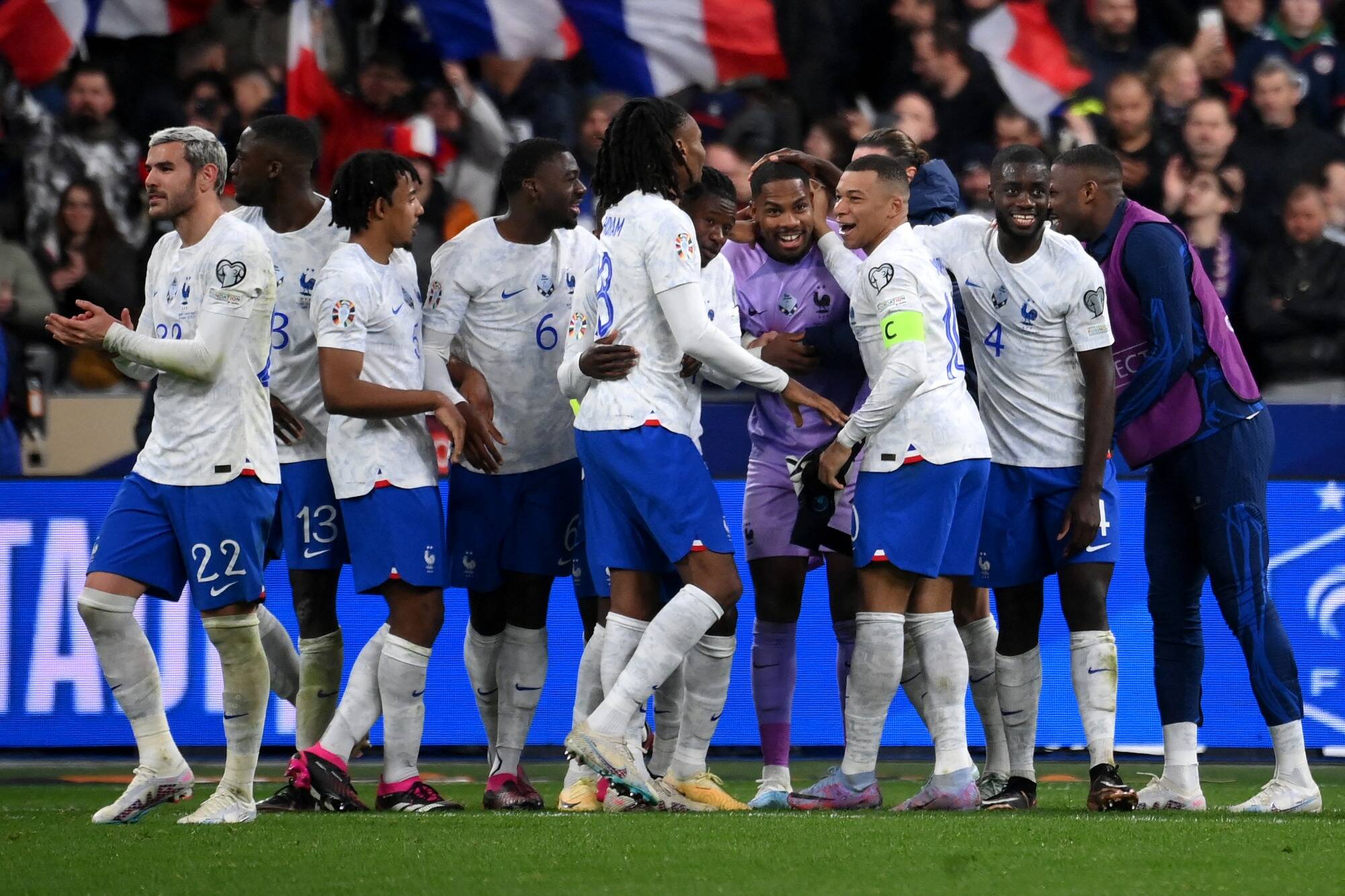 L'équipe de France et Didier Deschamps "soutiennent" Mike Maignan, victime de racisme en Italie