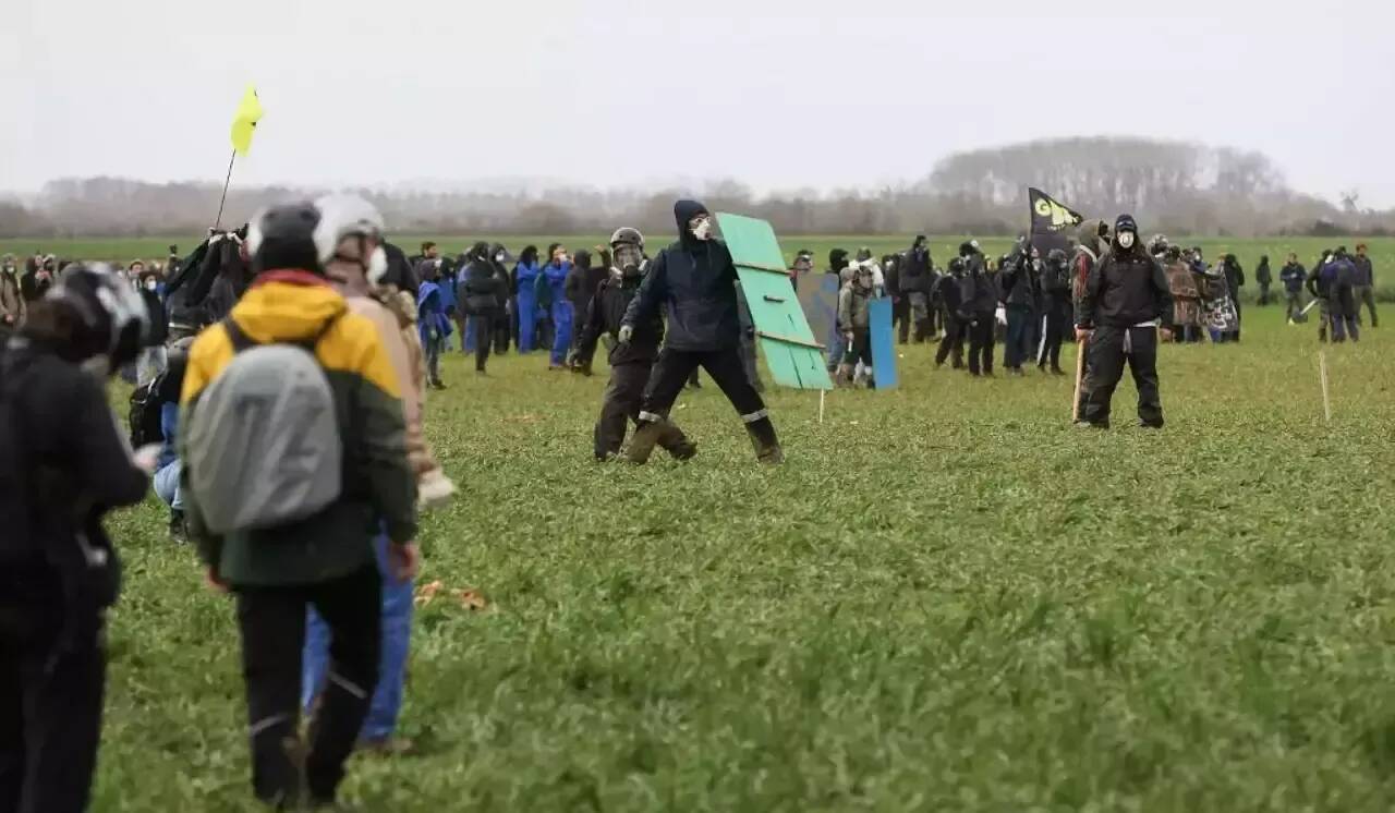 Bassines des Deux-Sèvres: la famille d'un manifestant porte plainte pour tentative de meurtre
