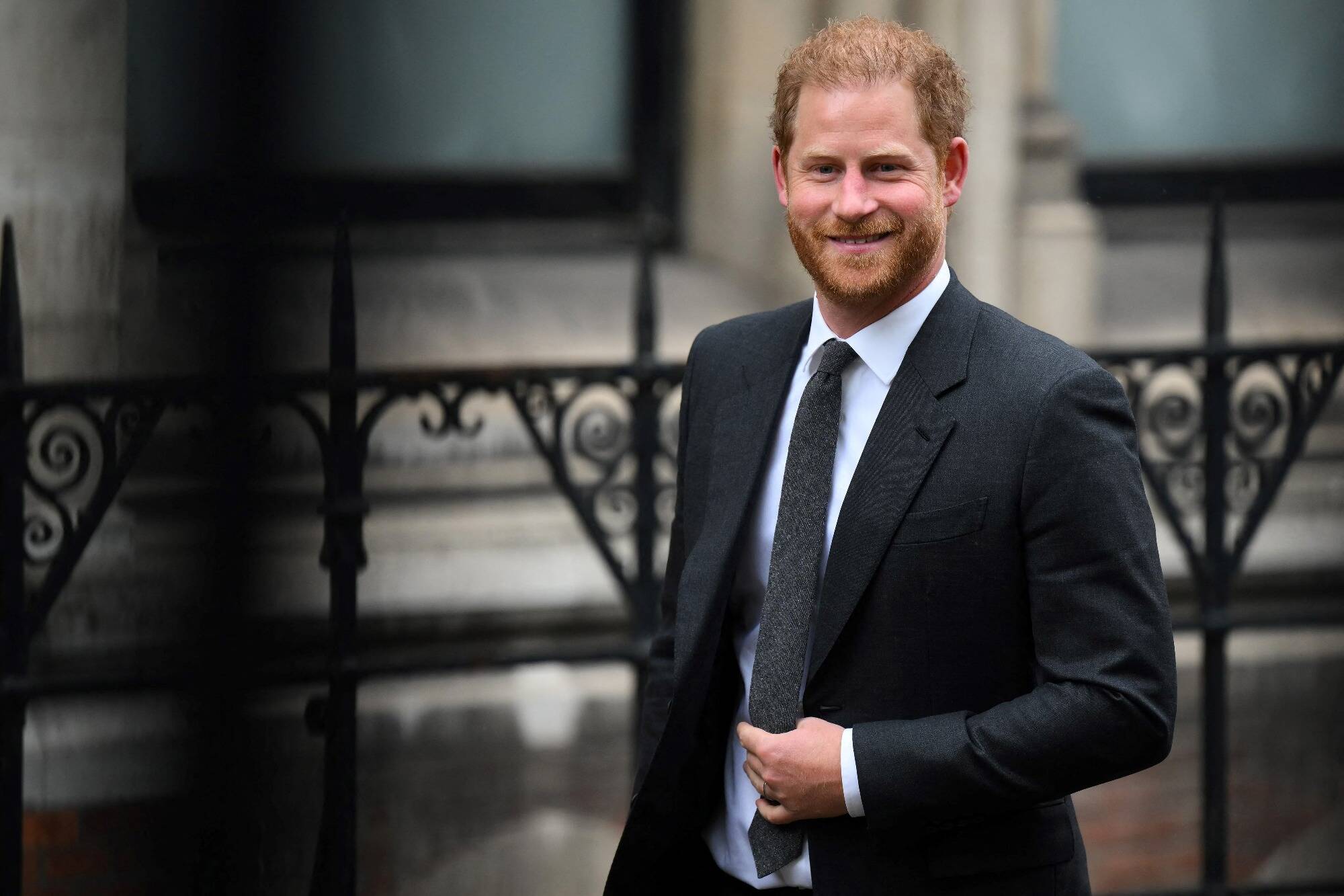 "Piratage téléphonique, surveillance, mauvais usage d'informations privées": le prince Harry obtient un dédommagement et des excuses du propriétaire du tabloïd The Sun