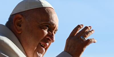 Le pape François souffre d'une infection respiratoire et va rester hospitalisé 