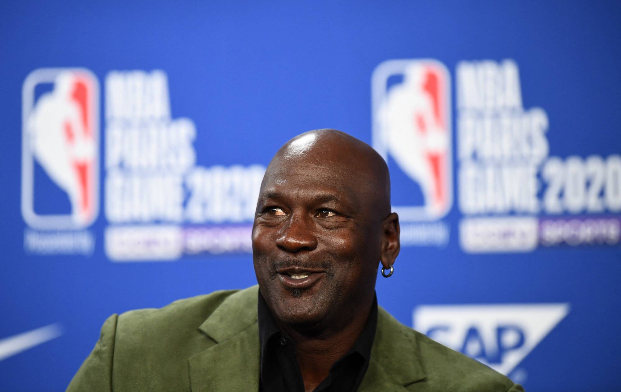 Une paire de baskets portée par Michael Jordan vendue 2,2 millions de dollars aux enchères, un record