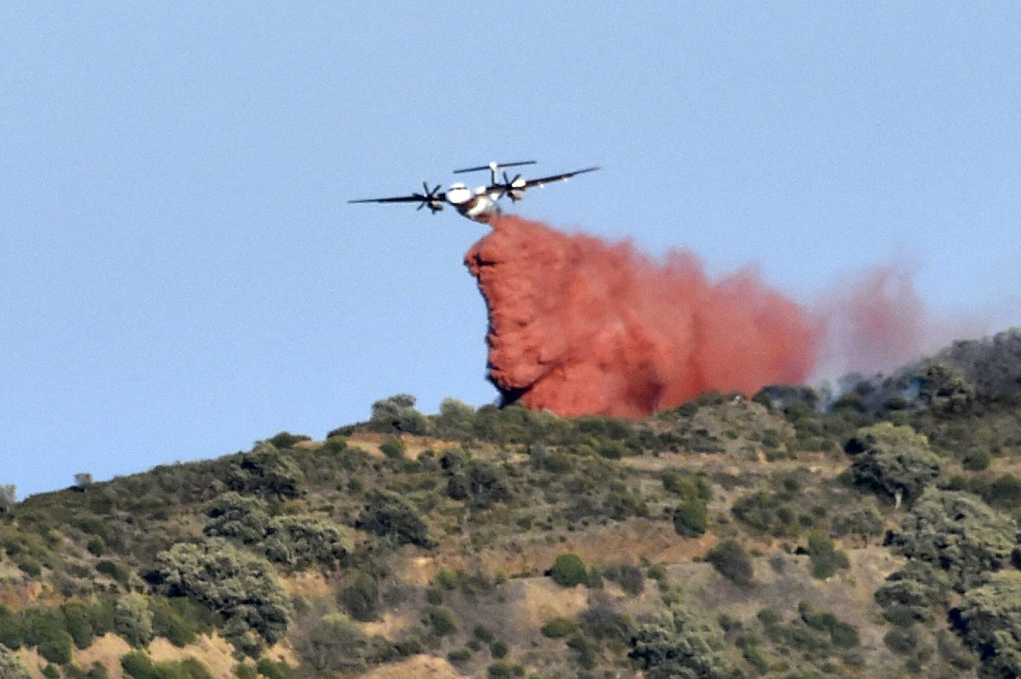 Les impressionnantes images du premier "incendie géant" de l'année dans les Pyrénées-Orientales
