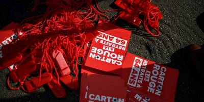 Avant la finale au Stade de France, distribution de cartons rouges anti-Macron