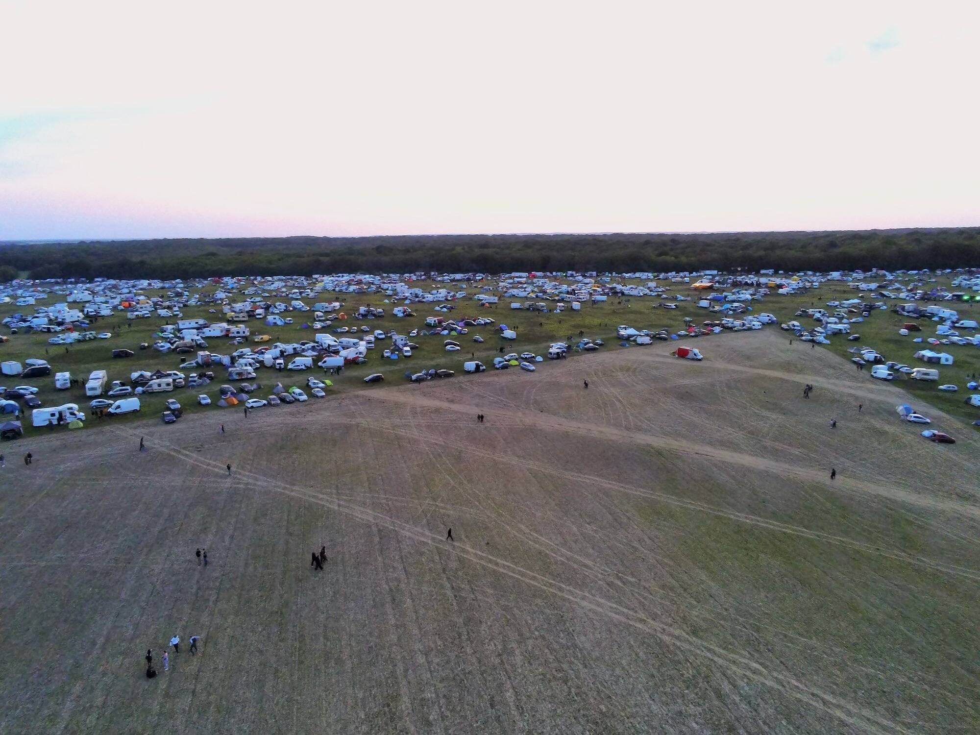 Une seconde vague de fêtards arrive au Teknival dans l'Indre