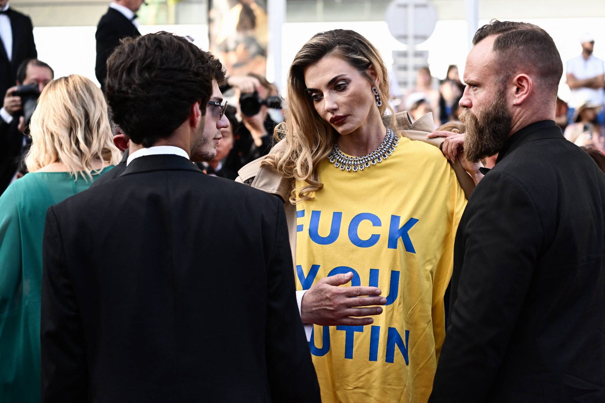 Une mannequin ukrainienne avec un t-shirt anti-Poutine arrêtée sur le tapis rouge du Festival de Cannes