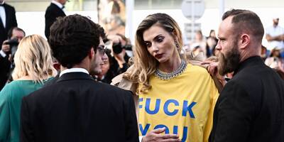 Une mannequin ukrainienne avec un t-shirt anti-Poutine arrêtée sur le tapis rouge du Festival de Cannes