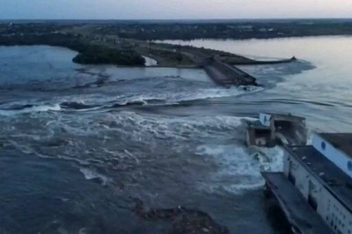 Guerre en Ukraine: les impressionnantes images des inondations après la destruction d'un barrage, au moins 24 villes touchées