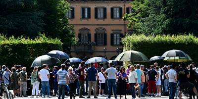 Devant la résidence de Berlusconi à Arcore, ses admirateurs se rassemblent pour un dernier salut