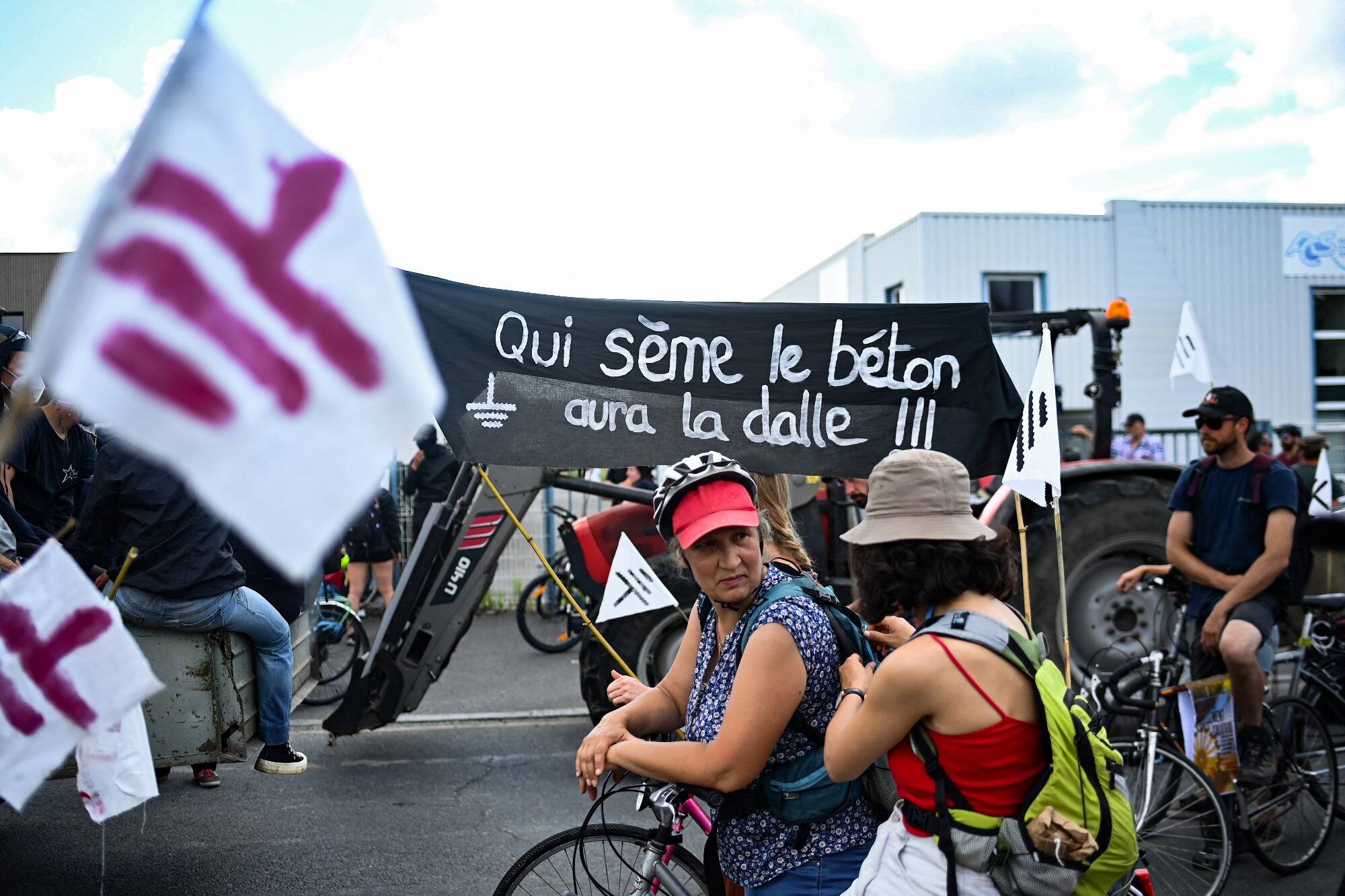 Les avocats des Soulèvements de la terre annoncent un recours contre la dissolution du collectif
