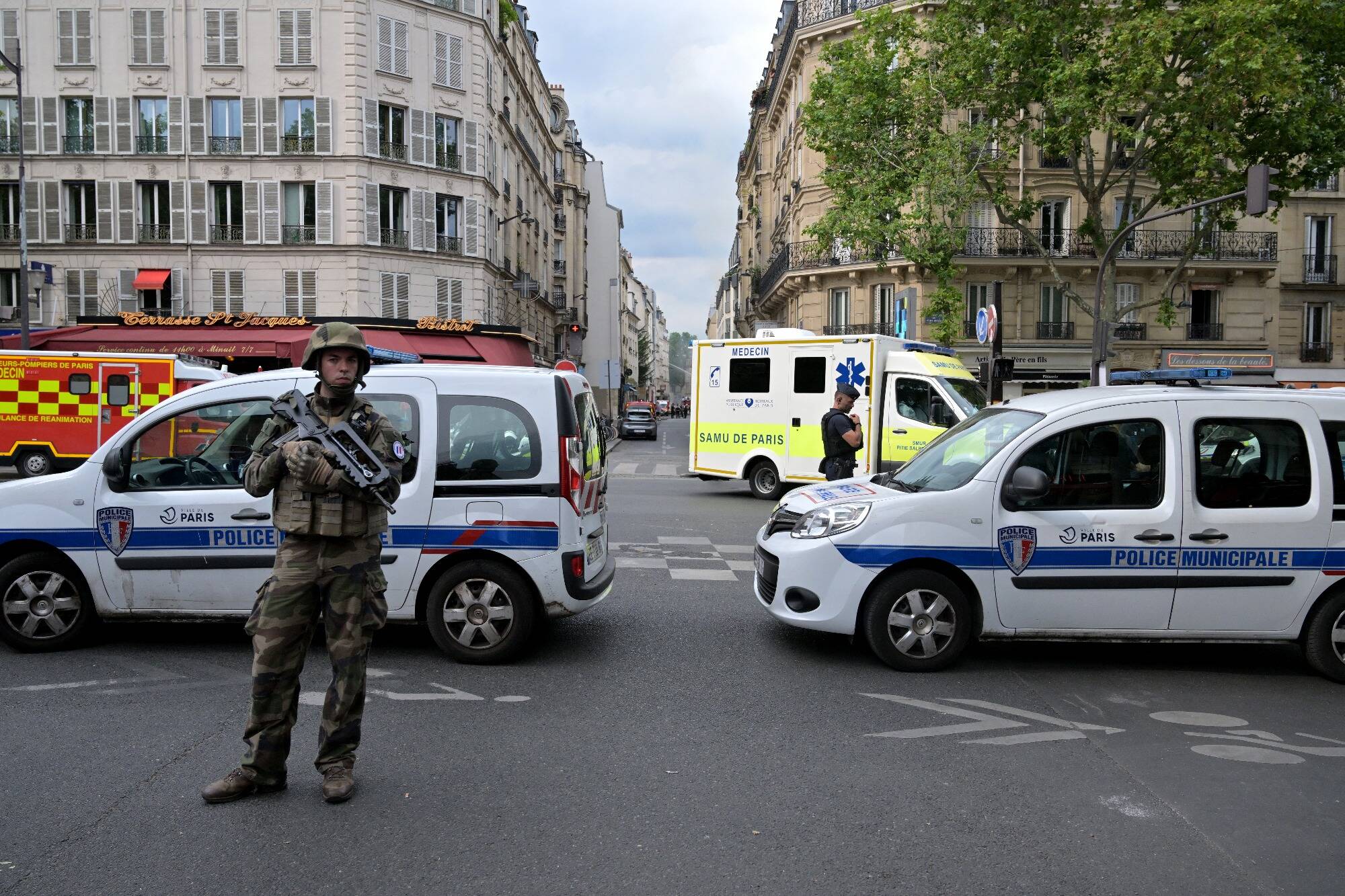 Attaque dans un lycée d'Arras: jusqu'à 7.000 soldats de la force Sentinelle déployés, la France passe en alerte "urgence attentat"... suivez notre direct