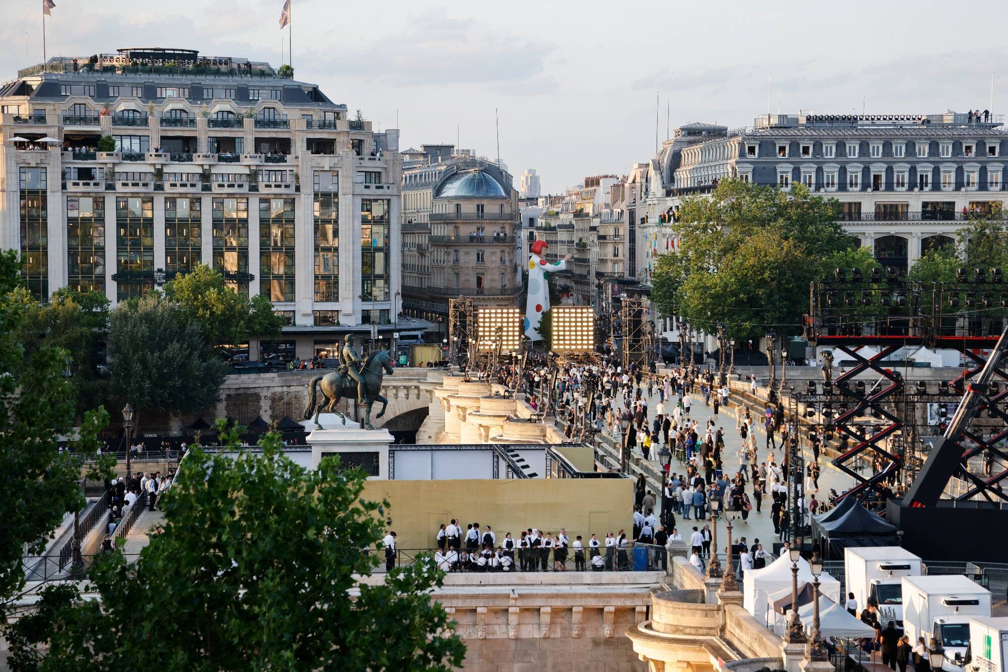 Effervescence autour du défilé Vuitton ce mardi en plein coeur de Paris, baptême du feu pour Pharrell Williams