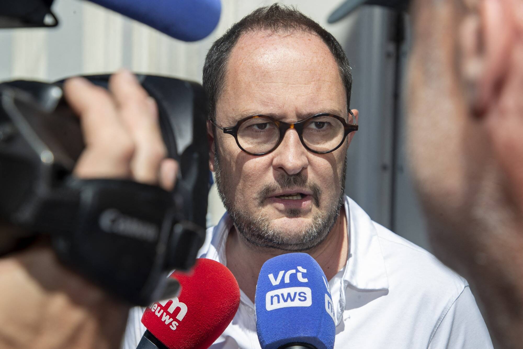 Ses invités urinent sur un fourgon de police: le ministre belge de la Justice contraint de s'expliquer au Parlement sur le "pipigate"