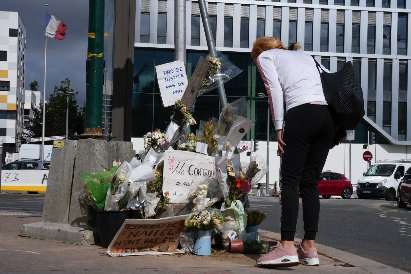 Des fleurs et des mots déposés sur le site à Nanterre où Nahel a été tué le 27 juin dernier.