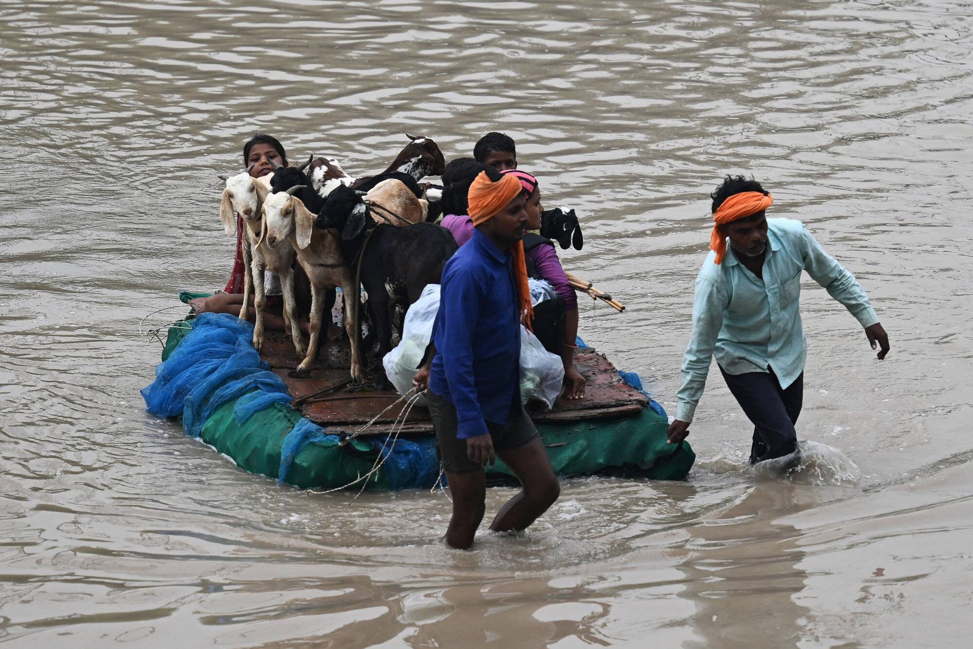 Les images impressionnantes de la Mousson en Inde qui a fait au moins 29 morts dans des inondations et glissements de terrain