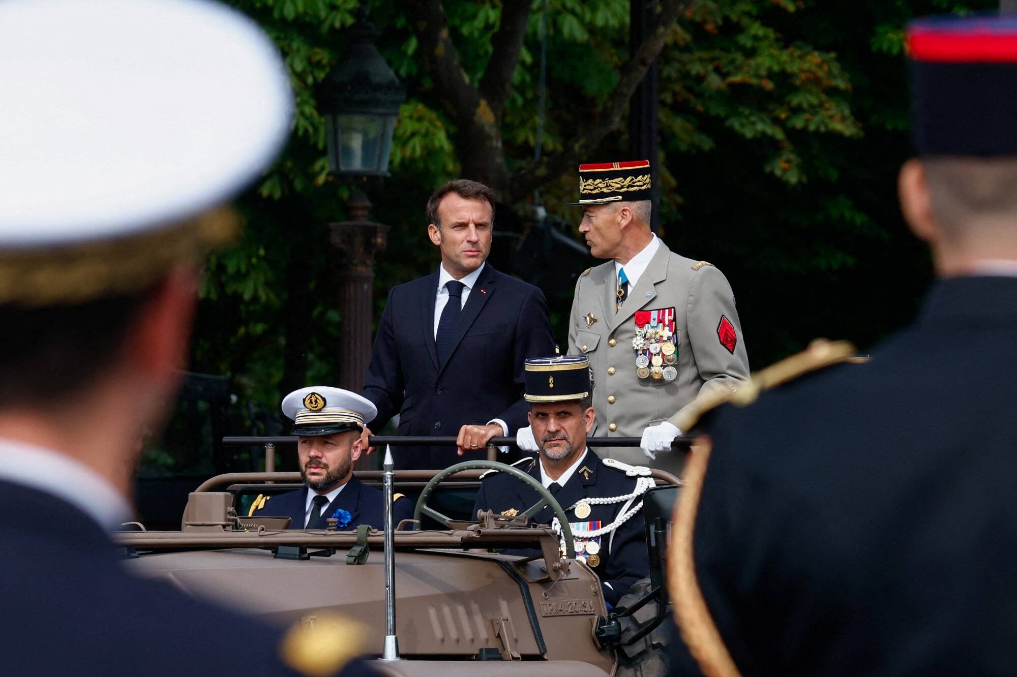Défilé du 14-Juillet: des huées et des "Macron Démission" entendus lors du passage du président de la République sur les Champs-Elysées