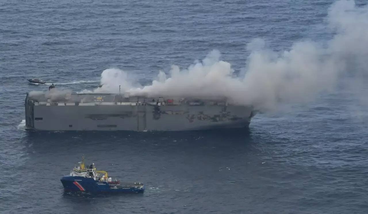 Les autorités néerlandaises tentent toujours d'éteindre un incendie au large des Pays-Bas