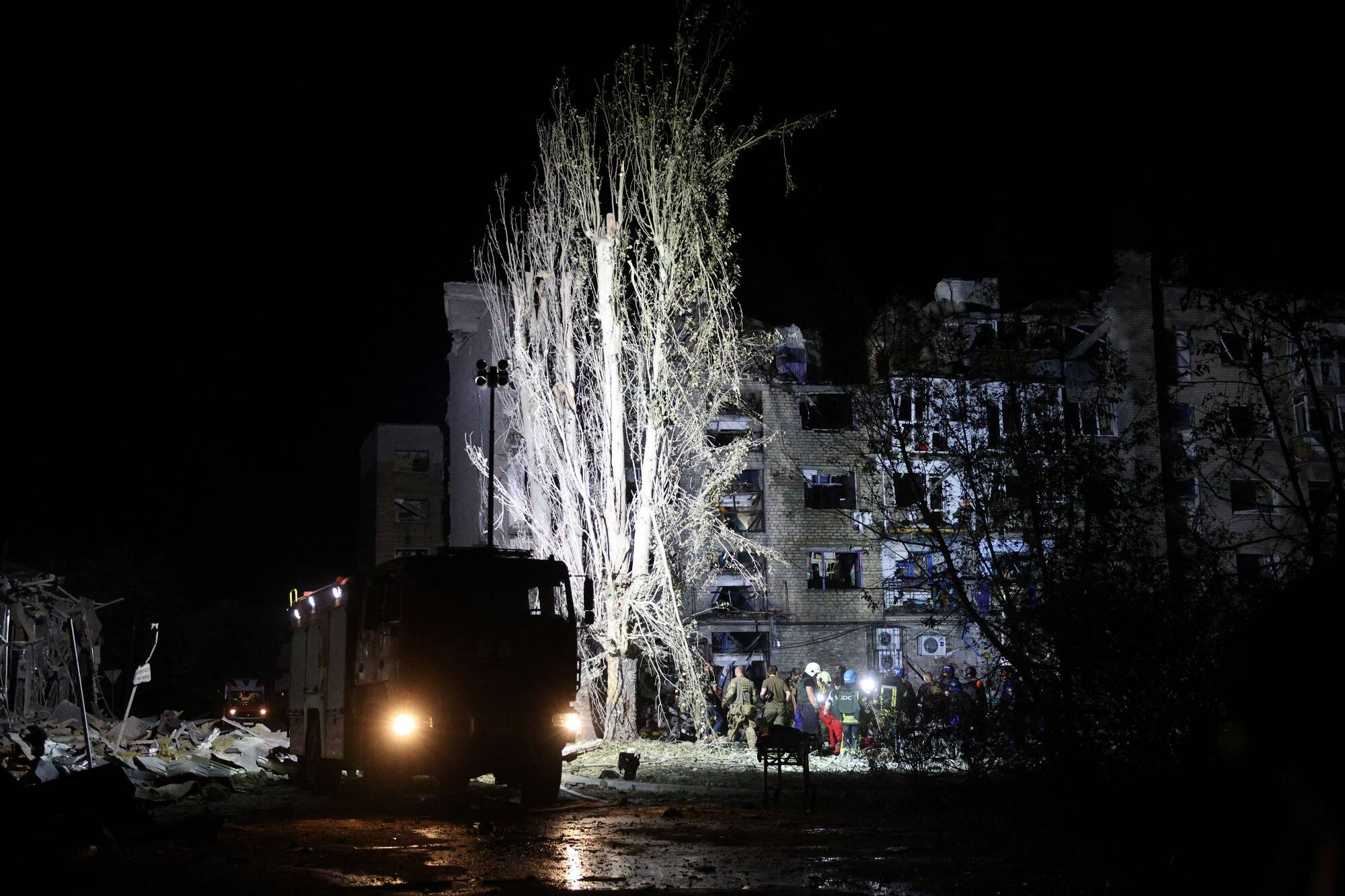 Guerre en Ukraine: une frappe russe contre un immeuble dans l'est du pays fait au moins 8 morts