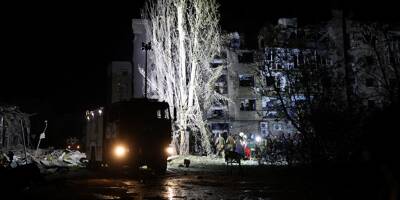 Guerre en Ukraine: une frappe russe contre un immeuble dans l'est du pays fait au moins 8 morts