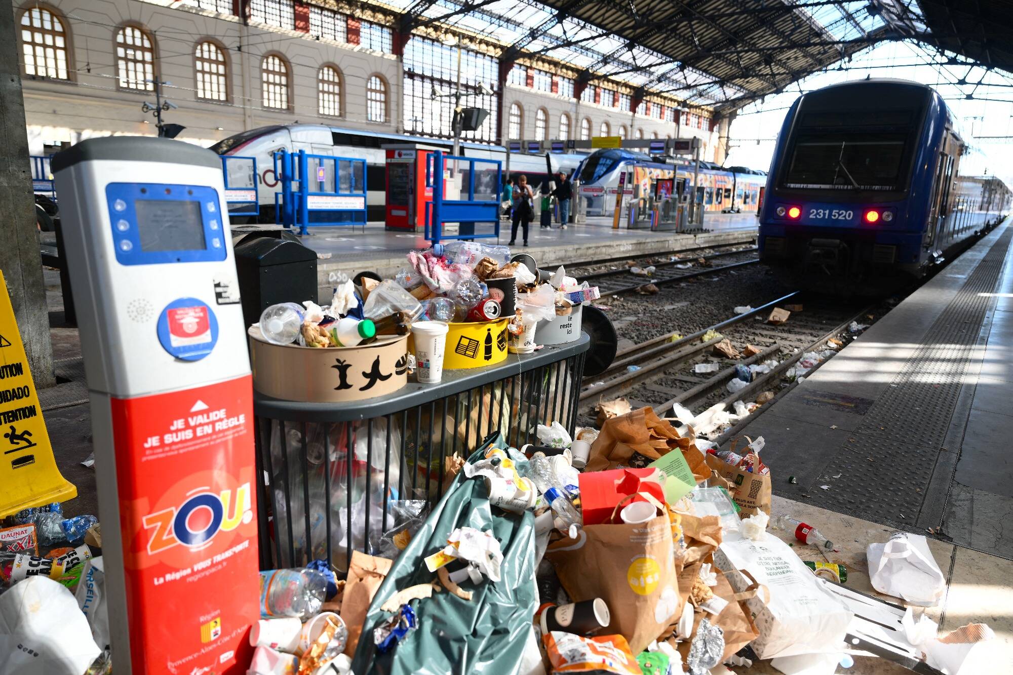 Des agents de nettoyage en grève à Marseille, les images impressionnantes des déchets à la gare Saint-Charles