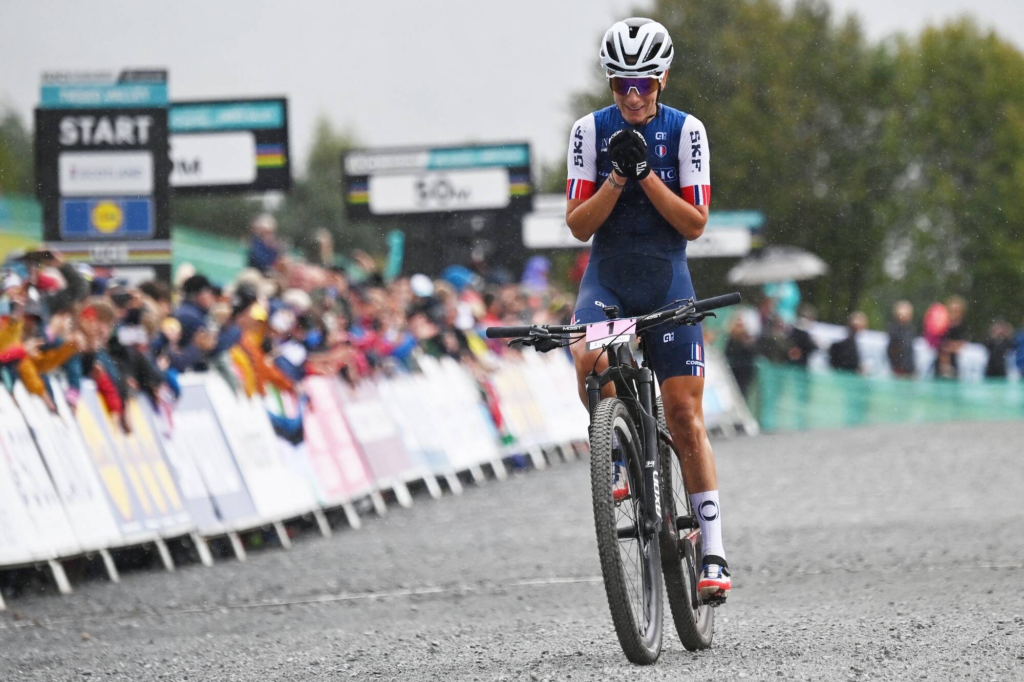 "Elle est magique": aux Mondiaux de Glasgow, le clan tricolore impressionné par la démonstration de Ferrand-Prévot en VTT cross-country olympique
