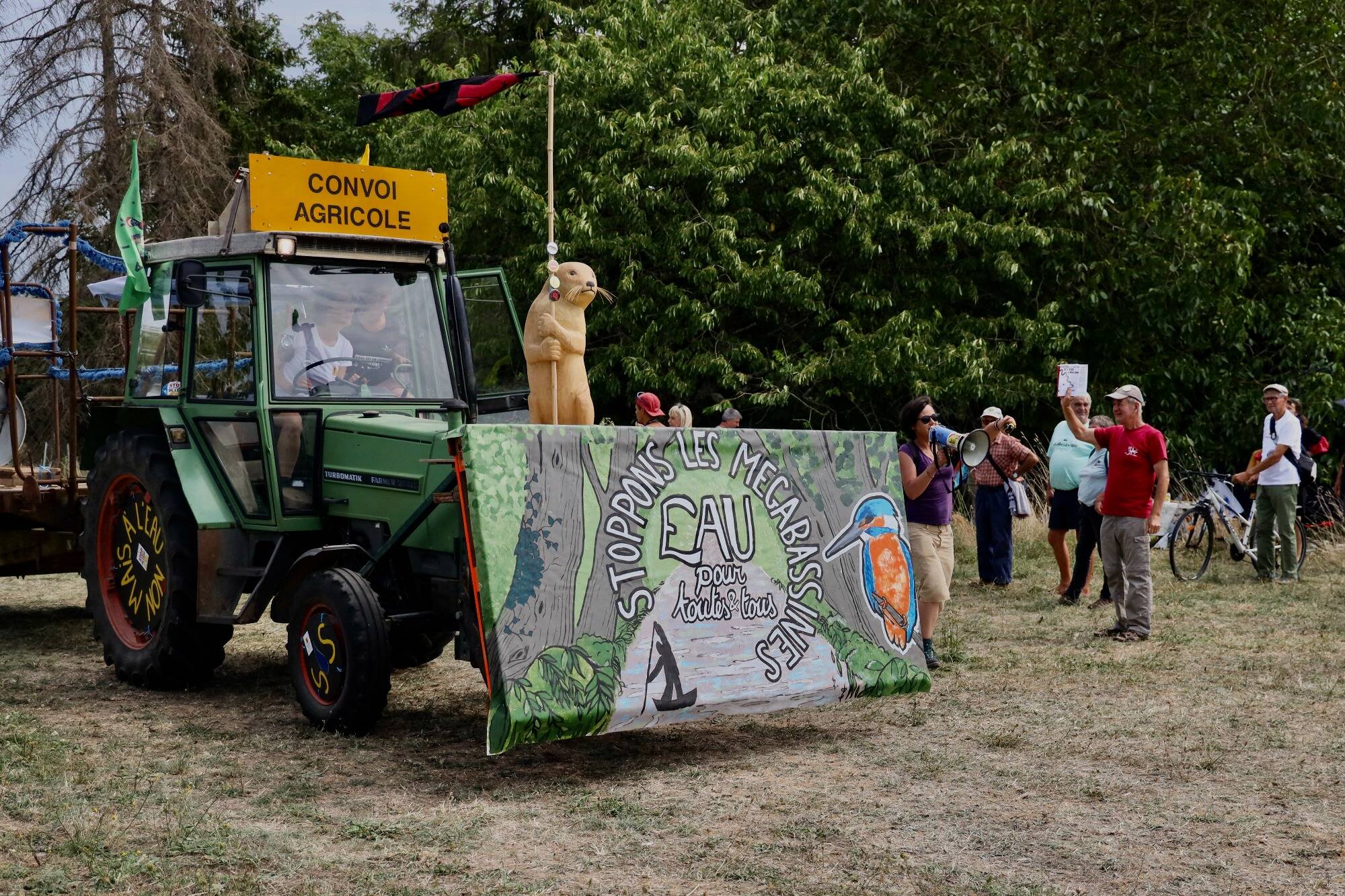 Méga-bassines de Sainte-Soline: des "camarades pédaleurs" s'élancent dans un "joyeux cortège", direction Paris