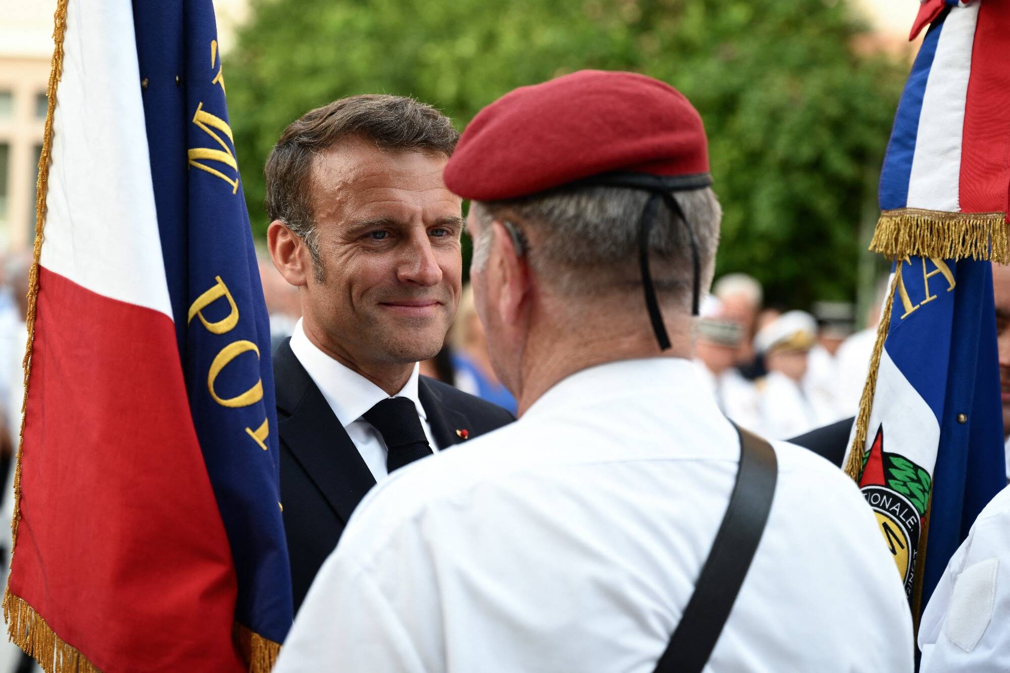 En déplacement dans le Var, Emmanuel Macron lance un avertissement aux jeunes contre le "chaos" et la "désunion"