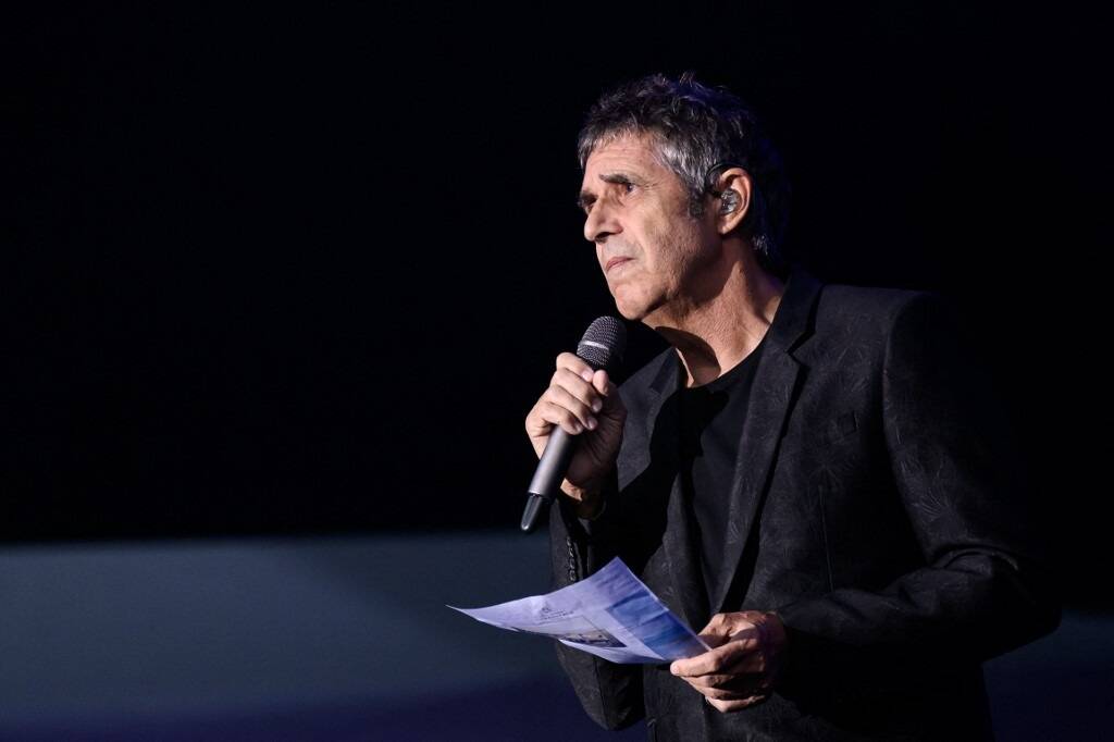 "Je chante pour lui dire que je l'aime": le bouleversant hommage de Julien Clerc à son "petit frère" Gérard Leclerc
